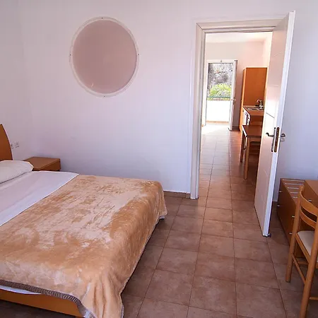 Lambis & Apartmanhotel