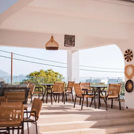 Lambis & Apartmanhotel 3*