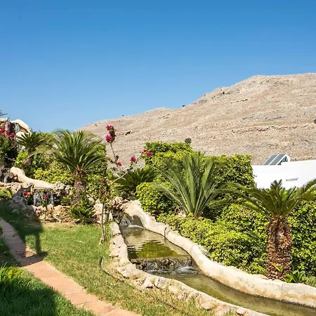 Lambis & Apartmanhotel 3*