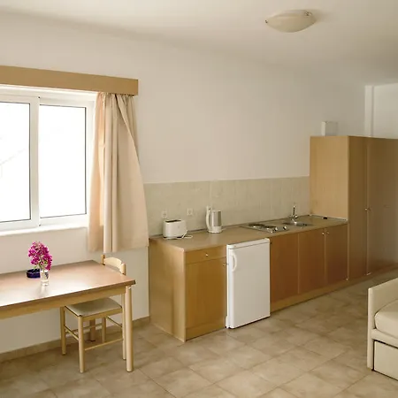 Lambis & Apartmanhotel 3*