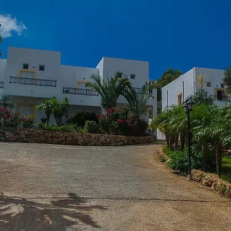 Lambis & Apartmanhotel Líndosz