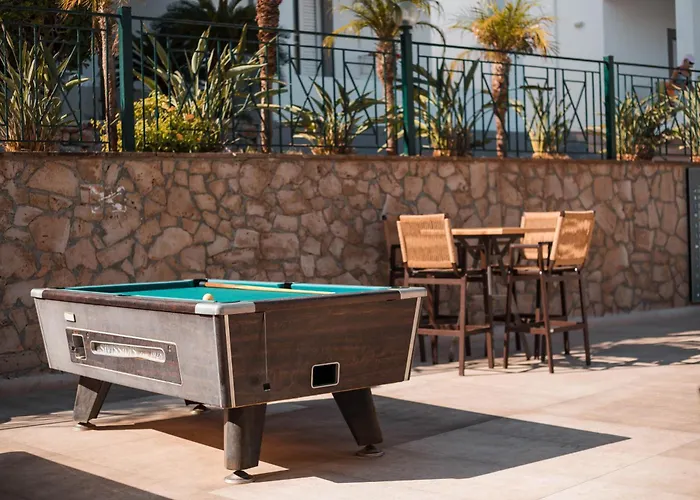 Lambis & Apartmanhotel